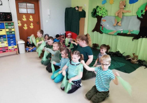 Dzieci z "Kaczuszek" podczas "tańca drzew"