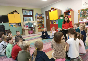Ciocia Malwinka prezentuje dzieciom kilka ważnych informacji na temat historii i tradycji pieczenia oraz zdobienia pierników.