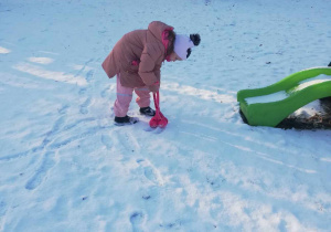 Dziewczynka robi śnieżki.