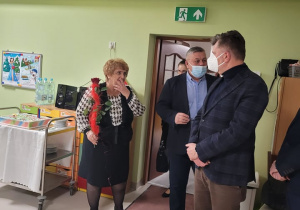 Powitanie zebranych gości przez dyrektor przedszkola Jolantę Muchę.